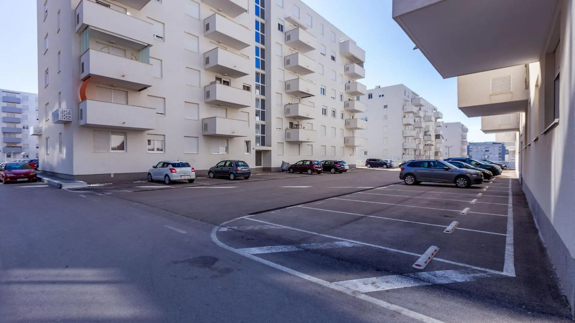 Bruno One Bedroom Apartment With Parking زادار