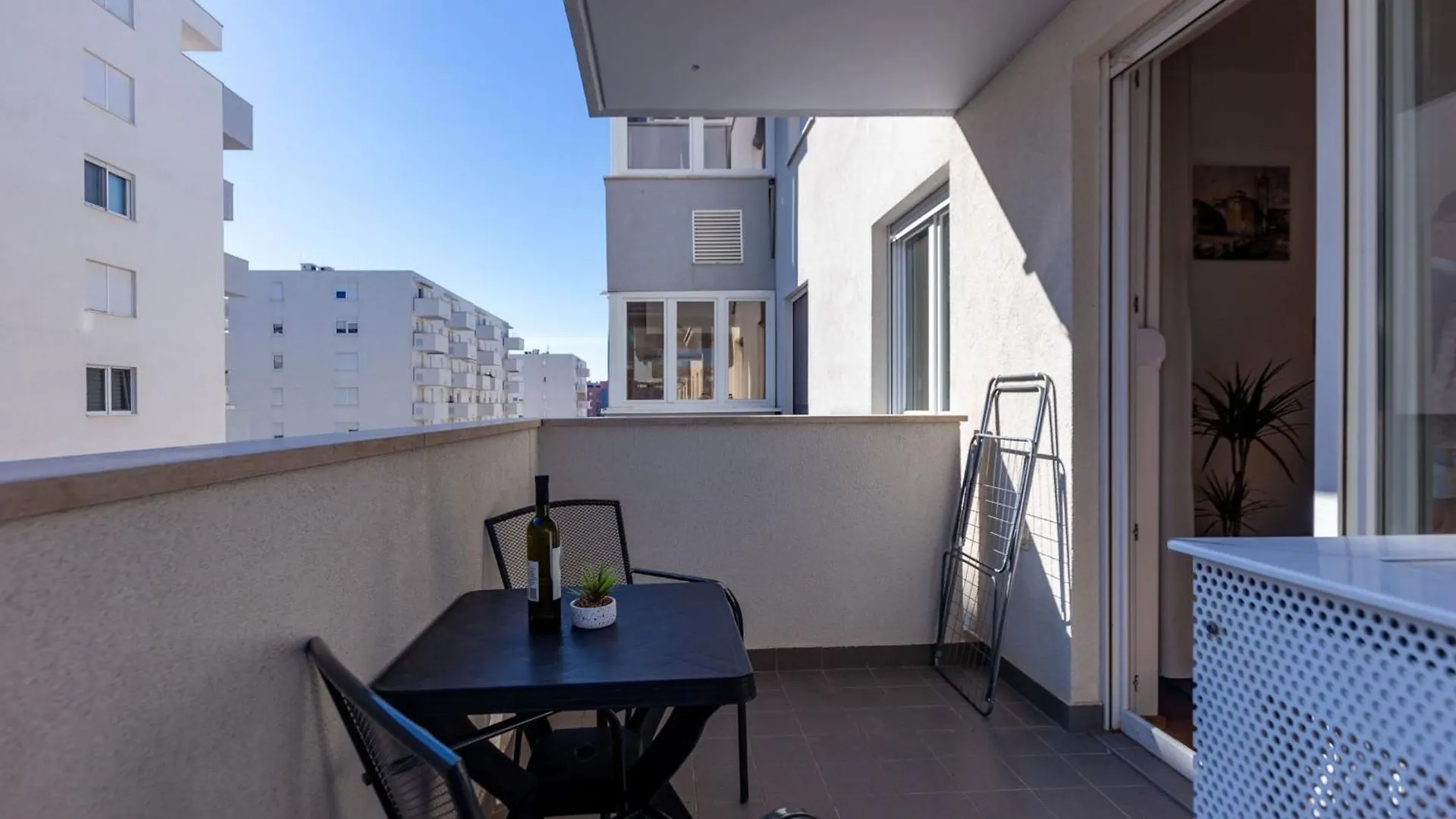 Bruno One Bedroom Apartment With Parking زادار