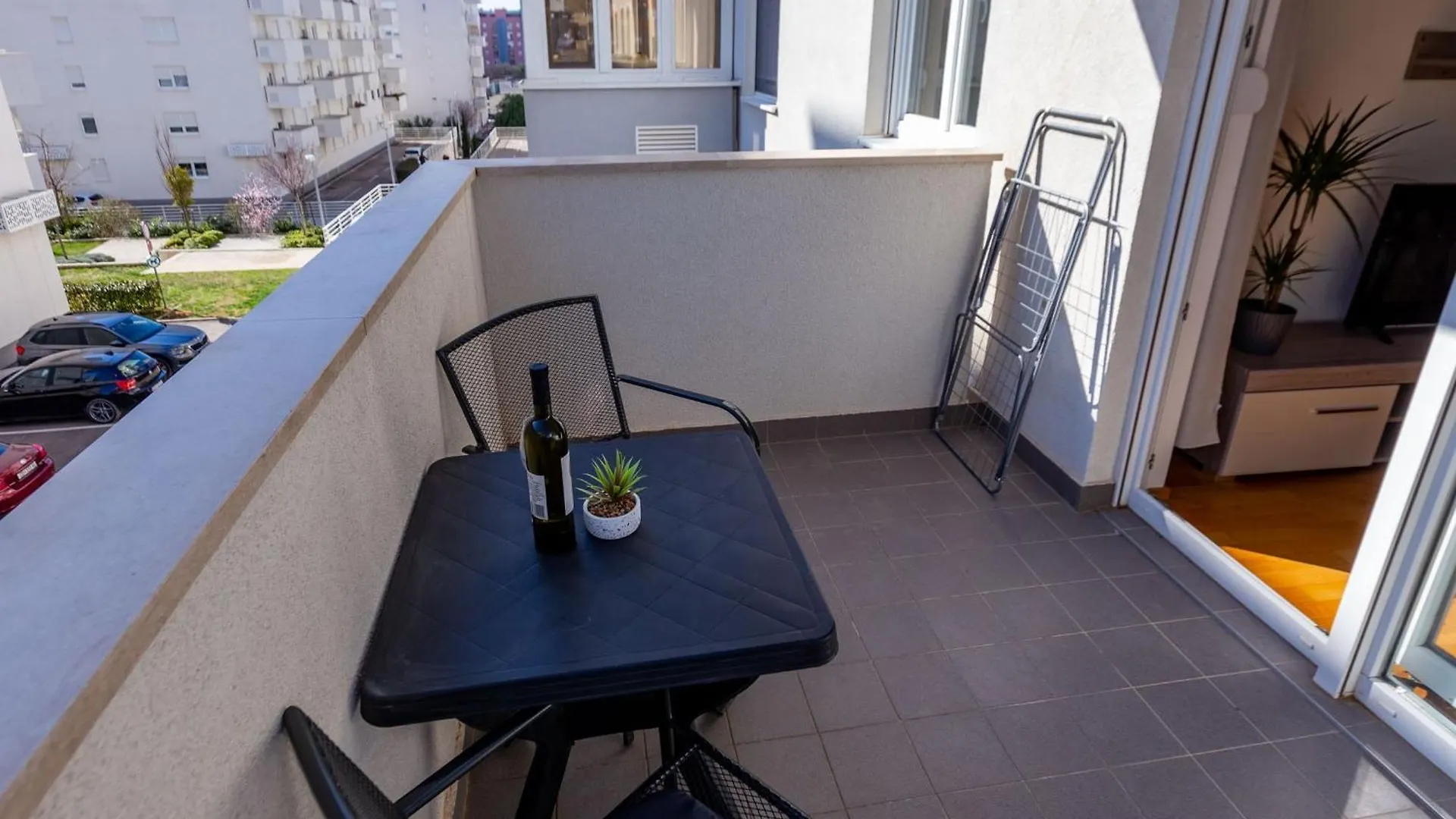 Bruno One Bedroom Apartment With Parking زادار 0*,