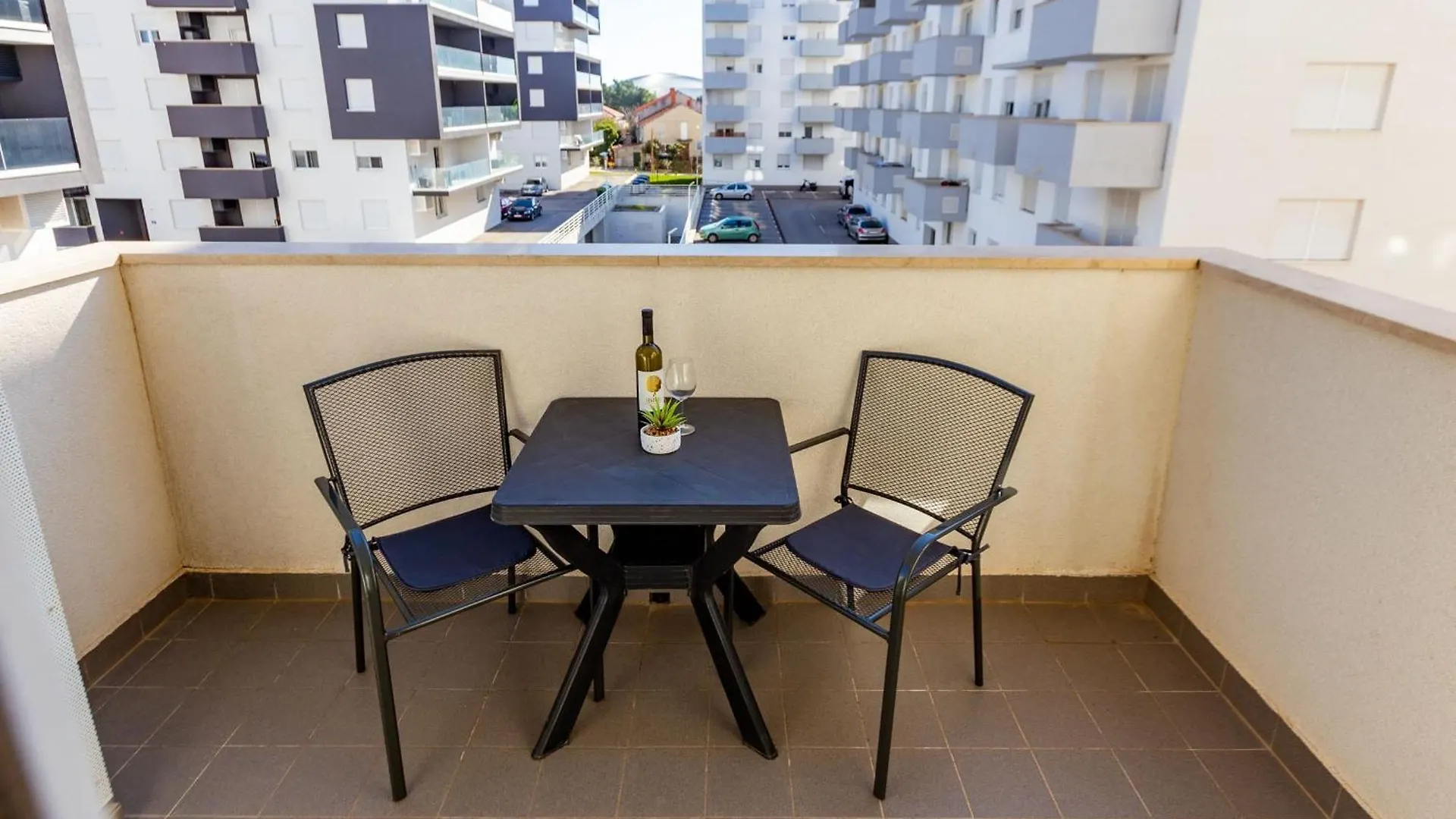 Bruno One Bedroom Apartment With Parking زادار