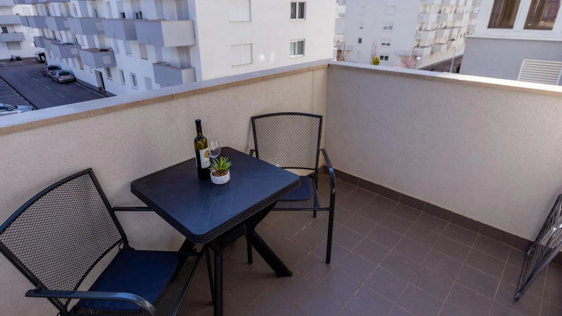 Bruno One Bedroom Apartment With Parking زادار