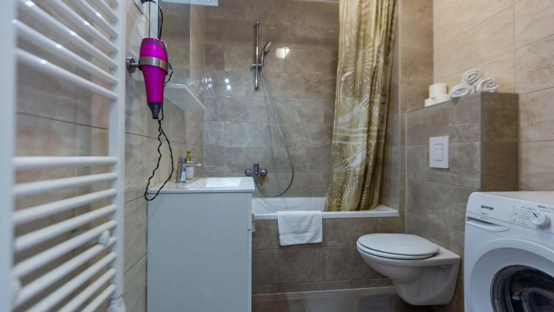 Bruno One Bedroom Apartment With Parking زادار